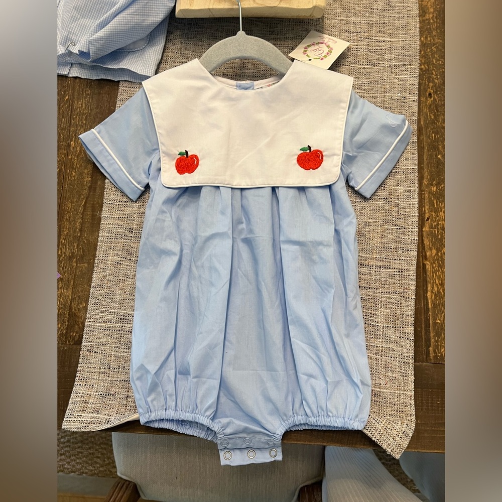 Adorable apple bubble ! Perfect and never worn